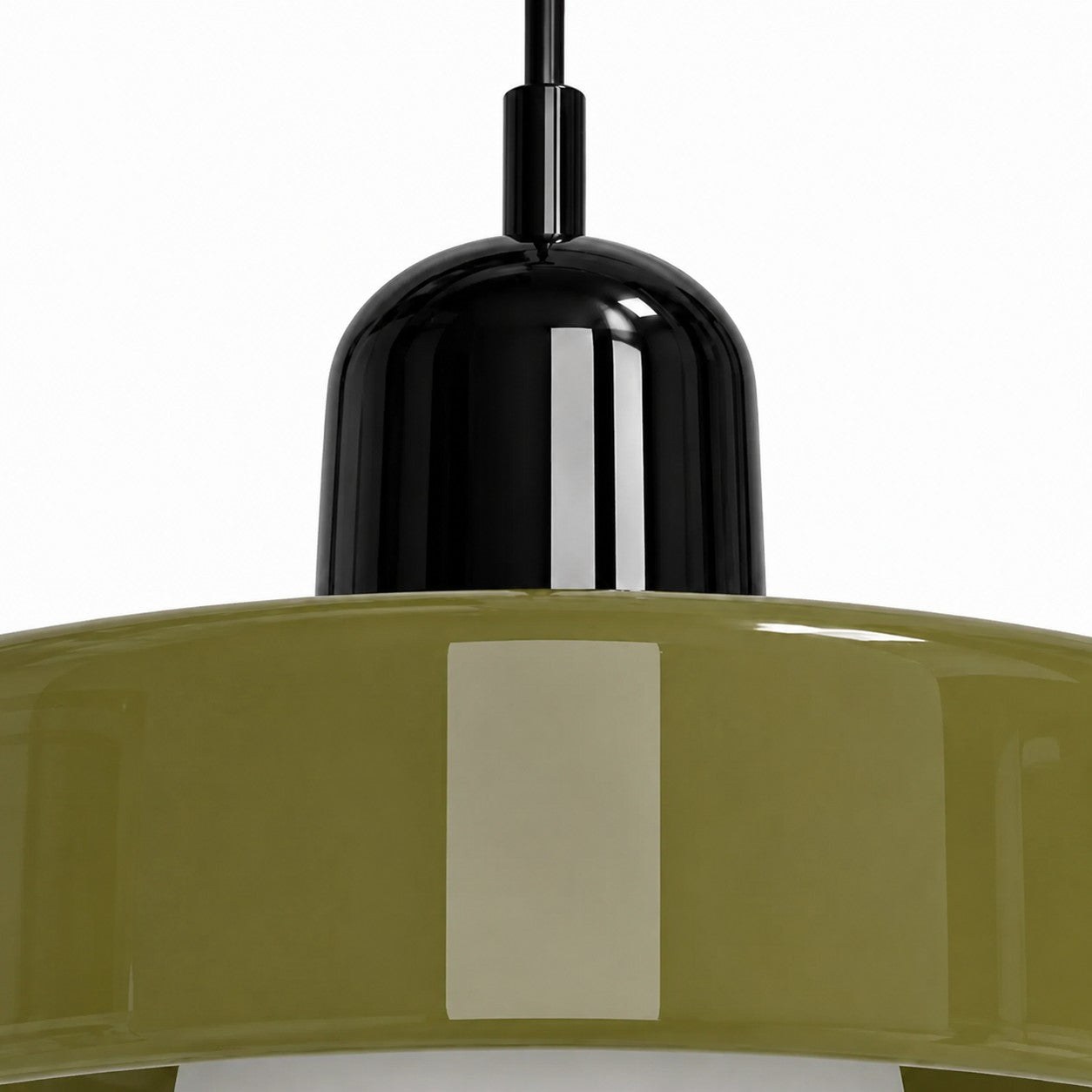 Polierte schwarze Metallkappe auf grüner Glasscheibe