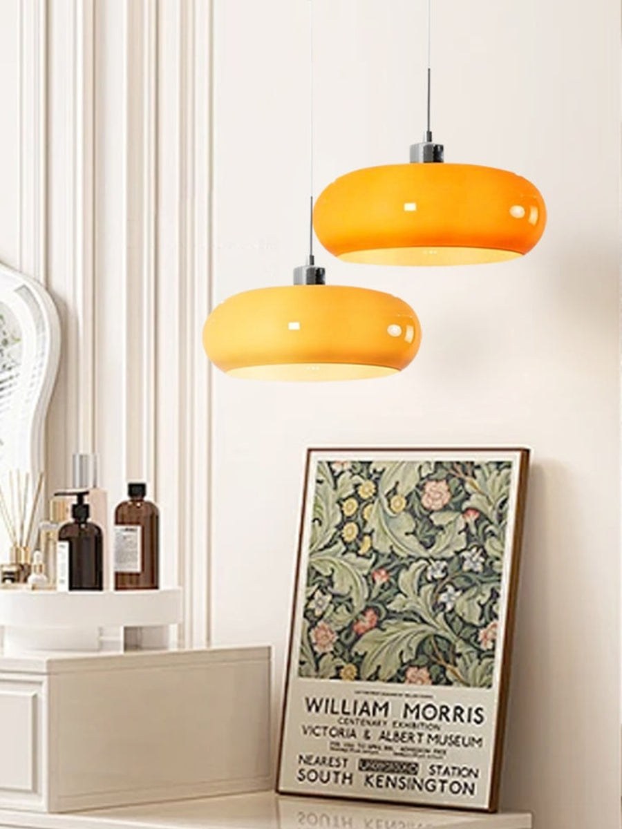 Zwei Orange Pendelleuchten im Ankleidezimmer