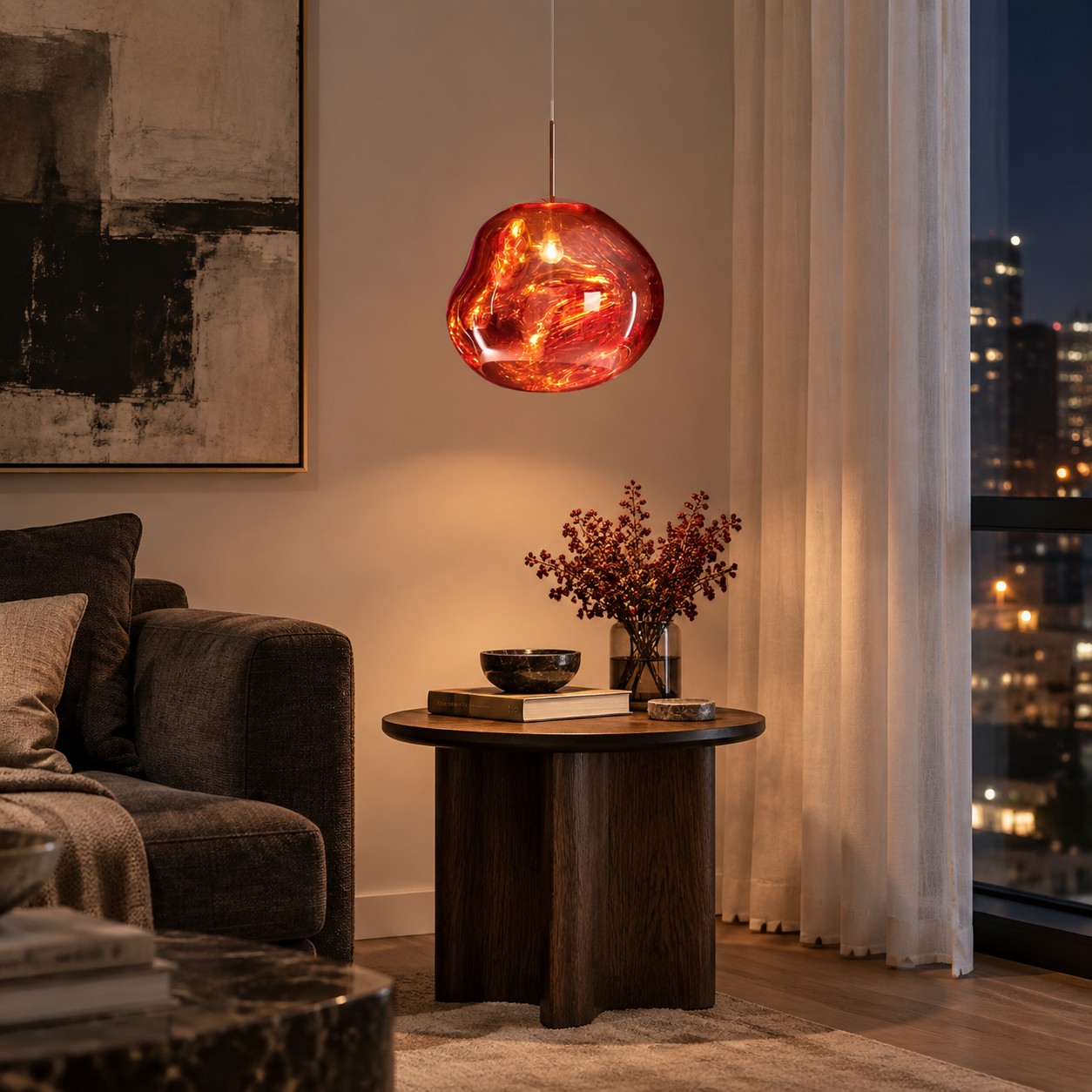 Rote Glyador-Pendelleuchte in einer Wohnzimmer-Ecke