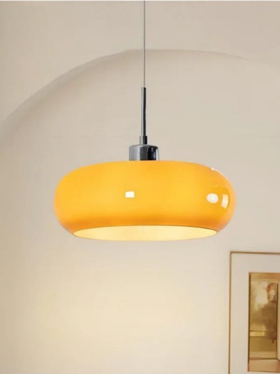 Oranger Schirm in einem weichen Interieur