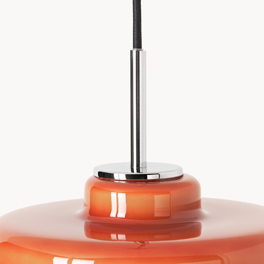 Chromstiel verbindet schwarzes Kabel mit orangem Glasschirm