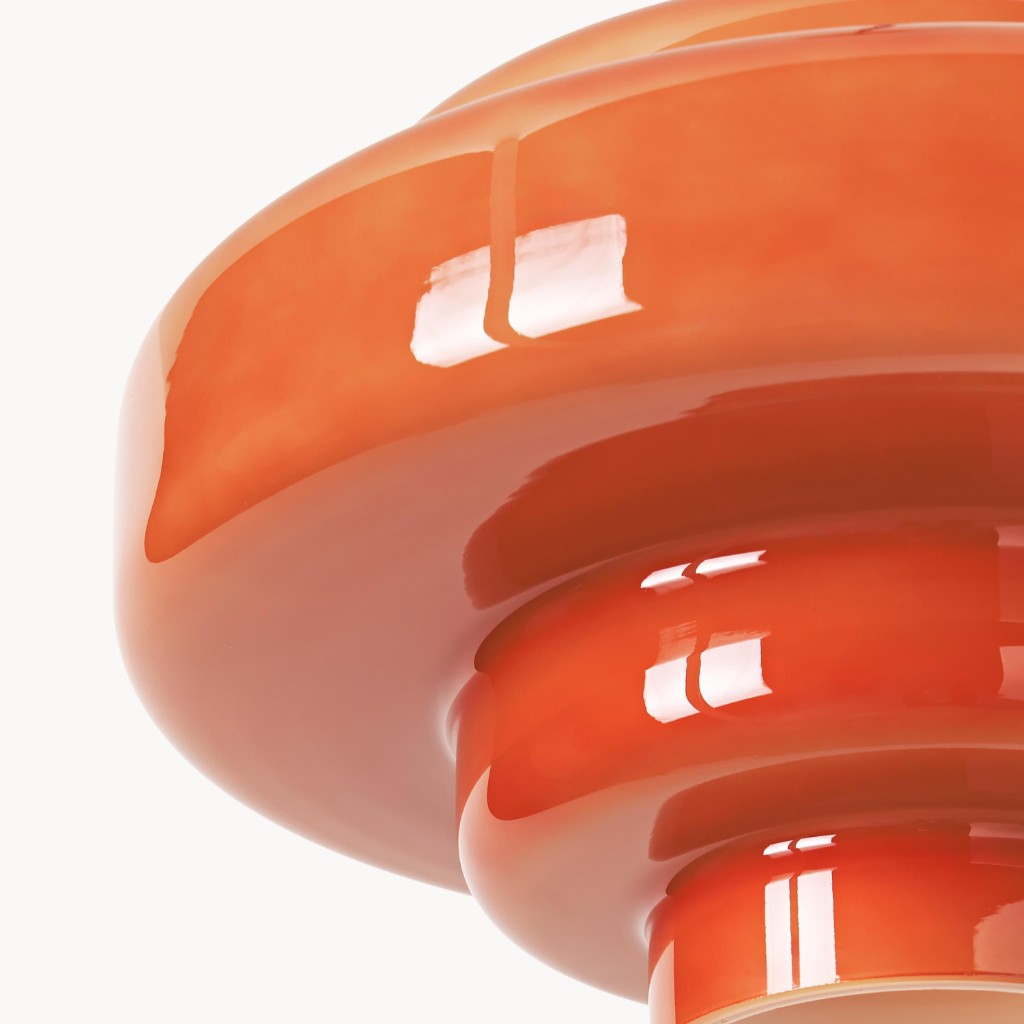 Nahaufnahme des glänzenden orangen gestuften Glasschirms